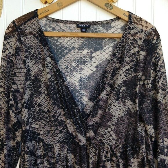 Torrid Snakeskin Print Mesh Surplice Babydoll Top Size 00 10 Stretch V Neck - Picture 3 of 9
